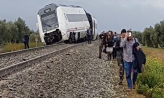  Voz iskliznuo iz šina u Španiji, više povrijeđenih(VIDEO)