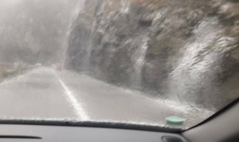 Vozači oprez: Obilna kiša, mokri kolovozi, smanjena vidljivost (FOTO)