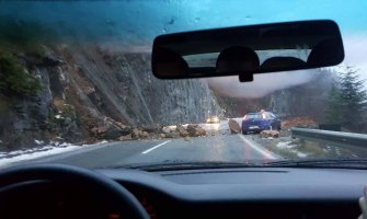 Odron na putu saobraćaj usporen