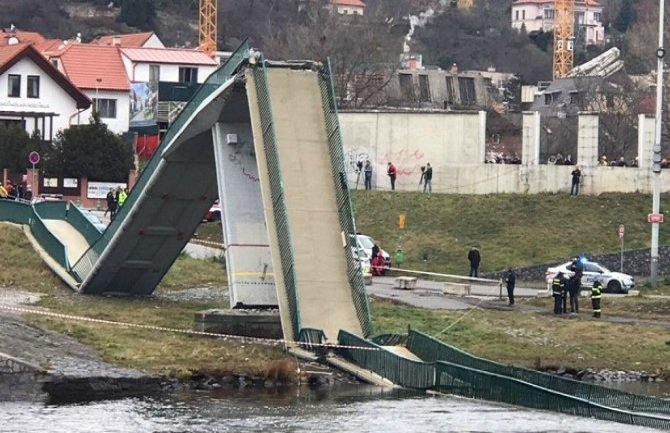 Srušio se pješački most, ima povrijeđenih