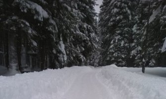 Hladno uz slab snijeg na sjeveru, vozači oprez zbog poledice 