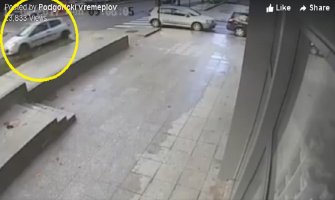 Vozio suprotnim smjerom, udario auto pa pobjegao (VIDEO)