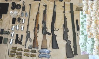 Pretresi u Budvi, Herceg Novom i Nikšiću: Uhapšene dvije osobe, oduzeto oružje, bombe, automobili...(FOTO) 