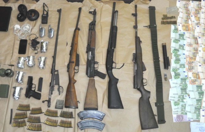 Pretresi u Budvi, Herceg Novom i Nikšiću: Uhapšene dvije osobe, oduzeto oružje, bombe, automobili...(FOTO) 