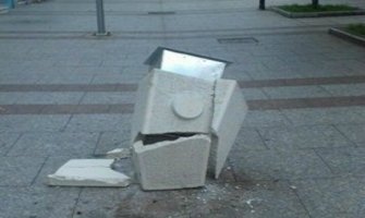 Već danas polomljene korpe koje su juče postavljene 
