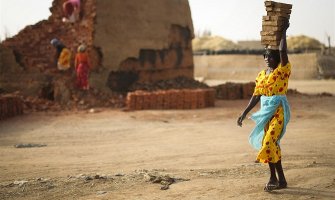 Sudankama prijeti kazna jer su nosile pantalone