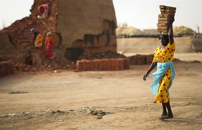 Sudankama prijeti kazna jer su nosile pantalone