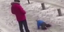 Dijete se okliznulo na ledu, a otac umjesto da pomogne šutno ga u stomak(VIDEO)