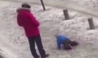 Dijete se okliznulo na ledu, a otac umjesto da pomogne šutno ga u stomak(VIDEO)