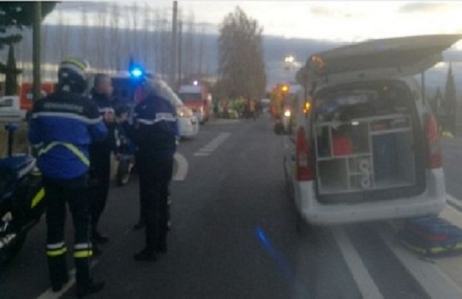 Sudar školskog autobusa i voza, ima mrtvih