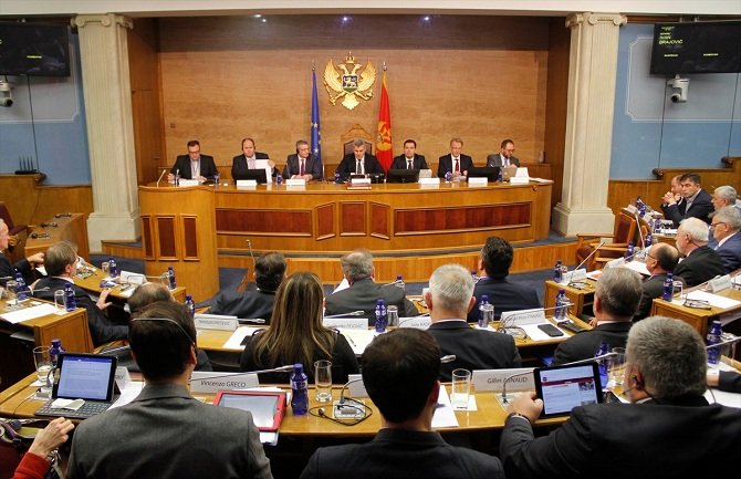 DF ponovo u Skupštini: Optužio Čarlsa Tanoka da je korumpiran od strane Mila Đukanovića