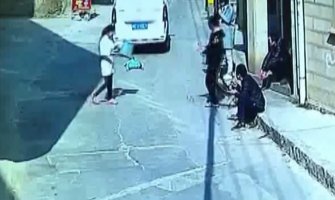 Kombijem pregazio trogodišnje dijete: Pogledajte šta se dalje desilo (VIDEO)