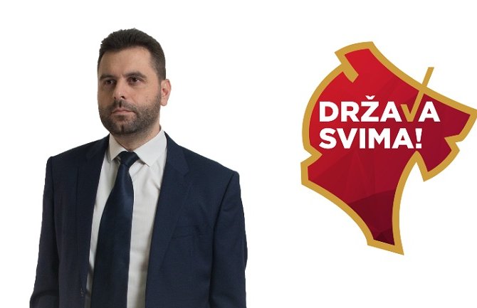 Vujović: Nikolić u ulozi muške Bebe Džaković
