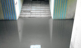 Podzemni prolaz na glavnoj Željezničkoj stanici u Nedakusima pun vode
