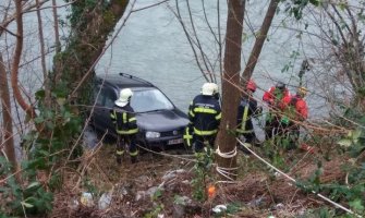 Četvoročlana porodica kolima sletjela u hladnu rijeku