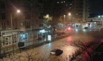 Jaka kiša otežala kretanje u Baru, na ulicama poplava(FOTO)(VIDEO)