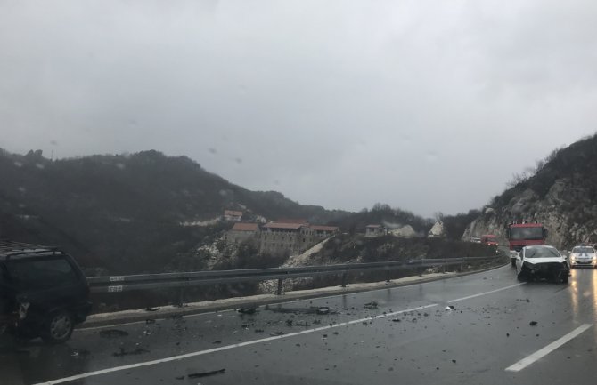 Udes na putu Podgorica - Cetinje, jedna osoba povrijeđena (VIDEO)