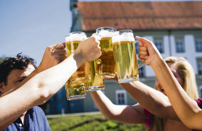 Muškarci i žene jednako piju, svaki treći Crnogorac aktivni pušač