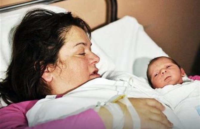 Dodik darovao zlatnik prvorođenoj bebi u 2018.