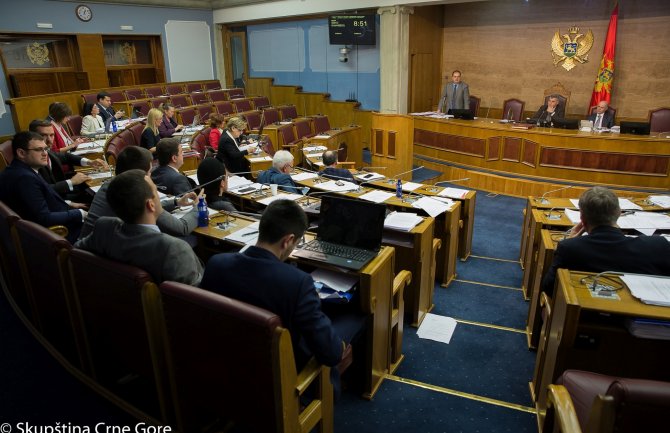 Poslanici na putovanja potrošili  54.686 eura, Sekulić najviše putovao