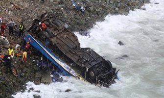 Autobus se survao niz provaliju, stradalo 48 osoba