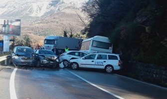 Lančani sudar na Svetom Stefanu, povrijeđeno šest osoba