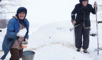 Starice pra­zni­ke do­če­ka­le za­vi­ja­ne i bez vo­de: Topim snijeg da skuvam ručak i napojim stoku