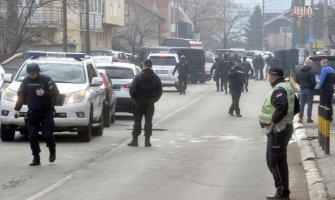 Talačka kriza na Badnji dan: Bilder nišanio u krevetac sa bebom