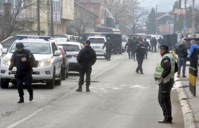 Talačka kriza na Badnji dan: Bilder nišanio u krevetac sa bebom