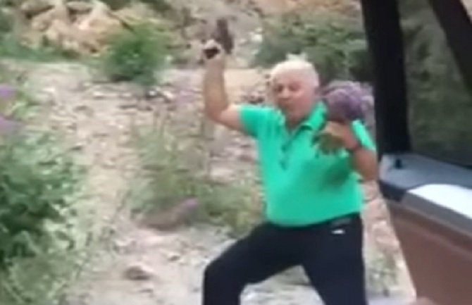 Pogledajte kako crnogorski konzul proslavlja rođendan (VIDEO)