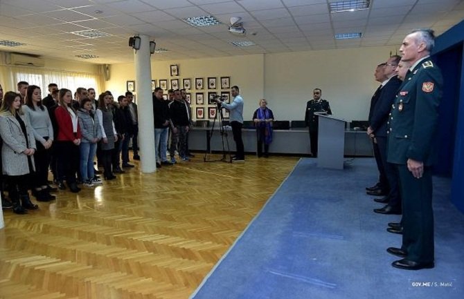 Ministarstvo odbrane potpisalo ugovor sa 54 nova vojnika i vojnikinje 