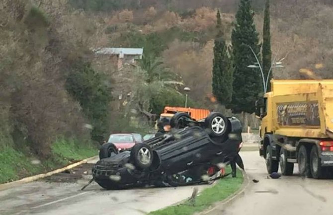 Bečići: Podgoričanin se prevrnuo u krivini