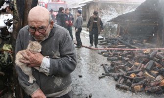 83-godišnjak u požaru izgubio sve osim mačke (VIDEO)