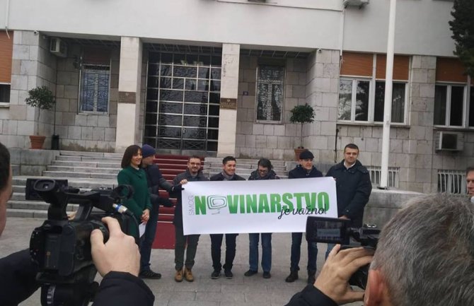 Novinari rade u uslovima cenzure i autocenzure, nametnuti sagovornici i teme ograničavaju u radu