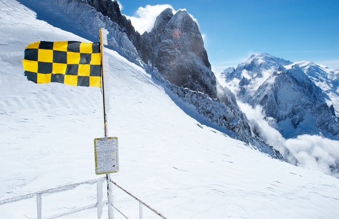 Italija: Nakon lavine desetine ljudi evakuisano helikopterima