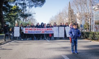 Protest u Podgorici: Majke troje i više djece traže vraćanje naknada