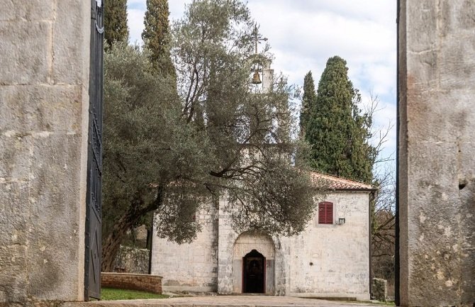 Pronađen nepomičan čovjek kod crkve Svetog Đorđa, ljekari ga vratili u život