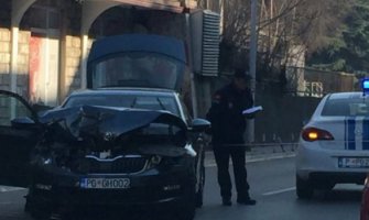 Uništen automobil u udesu u Podgorici