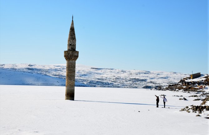 Minaret potopljene džamije viri iz zaleđenog jezera (FOTO)