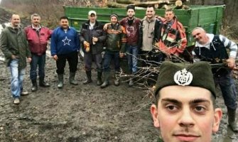 Policajac suspendovan zbog kokarde na selfiju