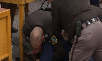 Otac tri zlostavljane djevojčice u sudnici nasrnuo na osuđenog ljekara (VIDEO)