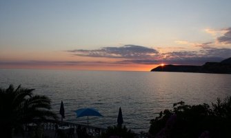 Zamalo kobna šetnja pored mora: Ruskinja pala sa litice