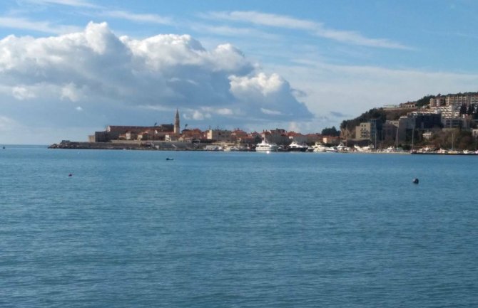 Sunčano, poslijepodne kratkotrajne padavine