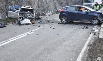 Težak udes na Ibarskoj magistrali: Poginula jedna osoba, troje povrijeđeno 