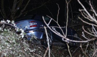 Automobil sletio sa kolovoza, vozač još nije pronađen