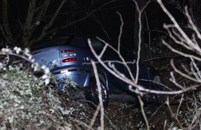 Automobil sletio sa kolovoza, vozač još nije pronađen