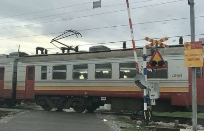 Rampa u Spužu podignuta dok voz prolazi