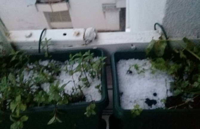 Grad prekrio Bar, grom uništio meteo opremu