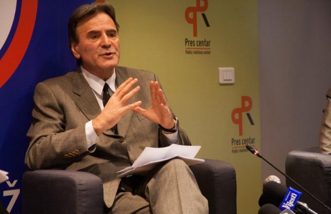 Blažić: Poštovati stečena prava majki sa troje i više djece i proširiti to pravo na sve majke