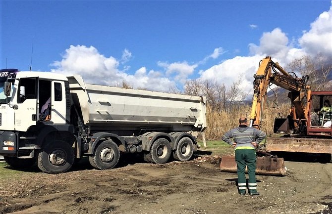 Očišćena blatna plaža u Igalu